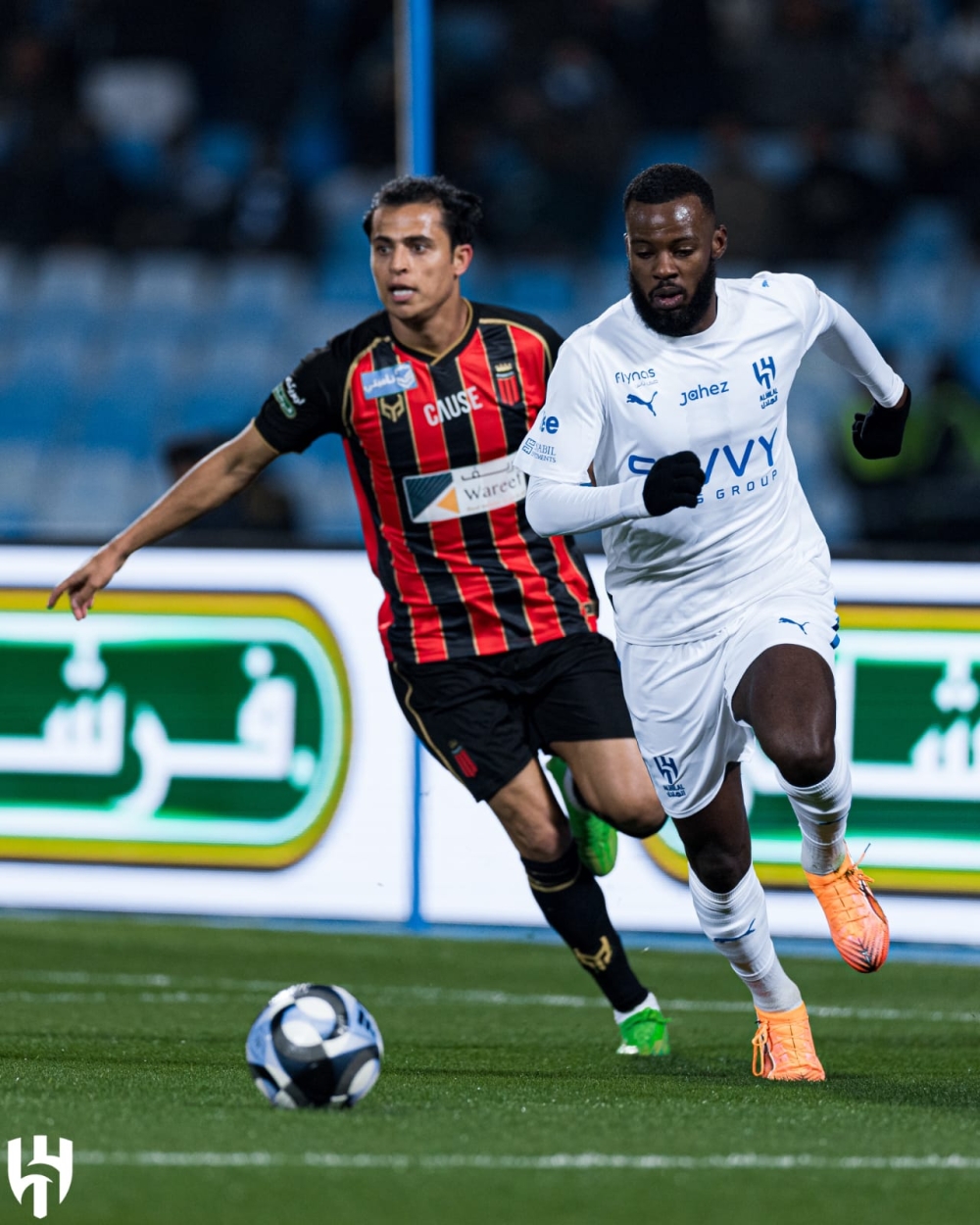 جدل تحكيمي: خطأ تمبكتي قبل هدف الهلال الأول ضد الرياض