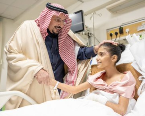 أمير القصيم يزور الطفلة السودانية العنود بعد حادث مأساوي