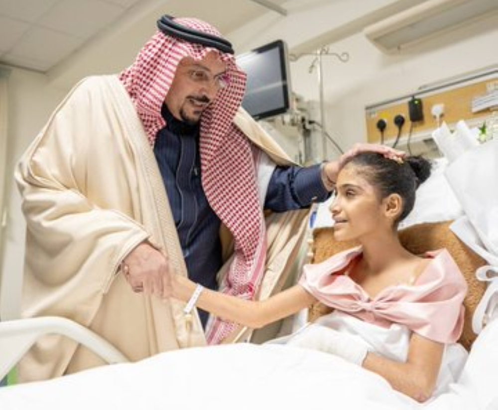 أمير القصيم يزور الطفلة السودانية العنود بعد حادث مأساوي