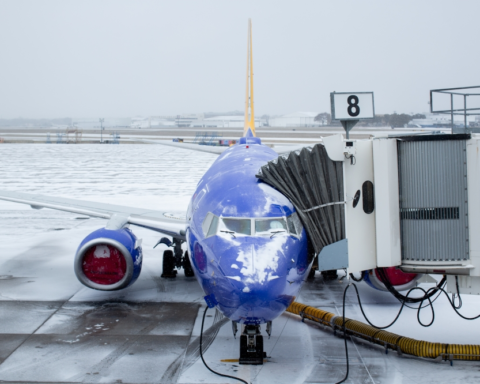 عاصفة شتوية بأمريكا تقطع الكهرباء عن مئات الآلاف