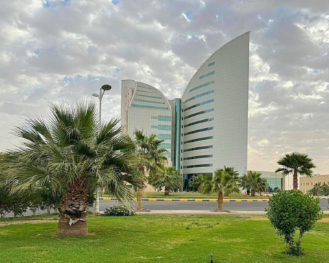 تعليق الدراسة في نجران بسبب الغبار وتحويلها عن بعد