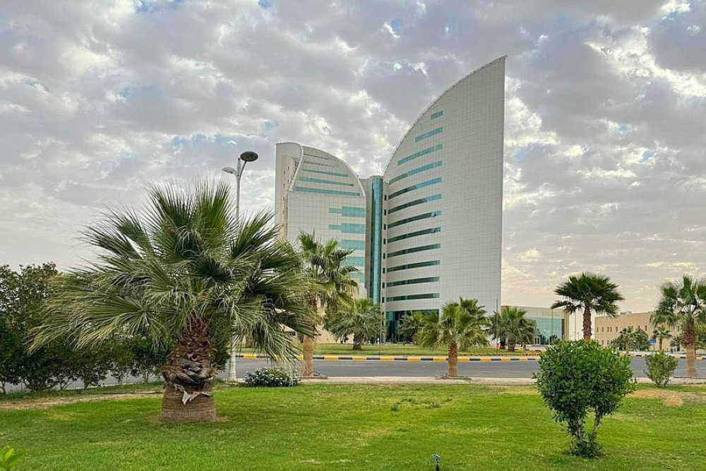 تعليق الدراسة في نجران بسبب الغبار وتحويلها عن بعد