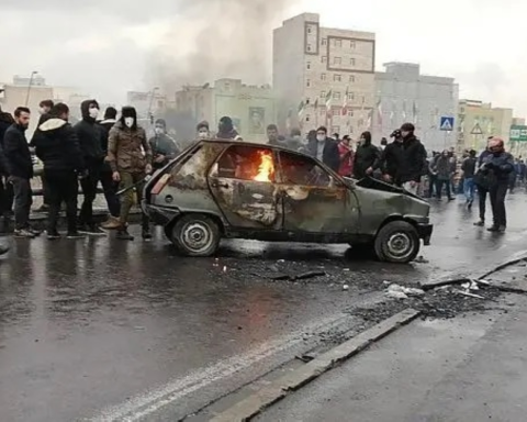 موقف فرنسا من إيران: دعم للاحتجاجات ورفض للتدخل العسكري