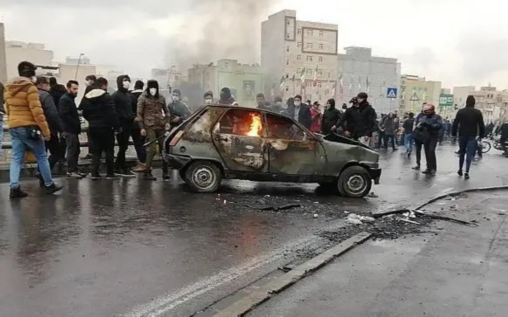 موقف فرنسا من إيران: دعم للاحتجاجات ورفض للتدخل العسكري