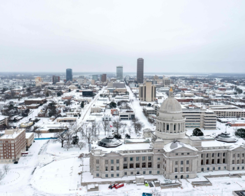 عاصفة شتوية في أمريكا تلغي آلاف الرحلات وتشل حركة المطارات