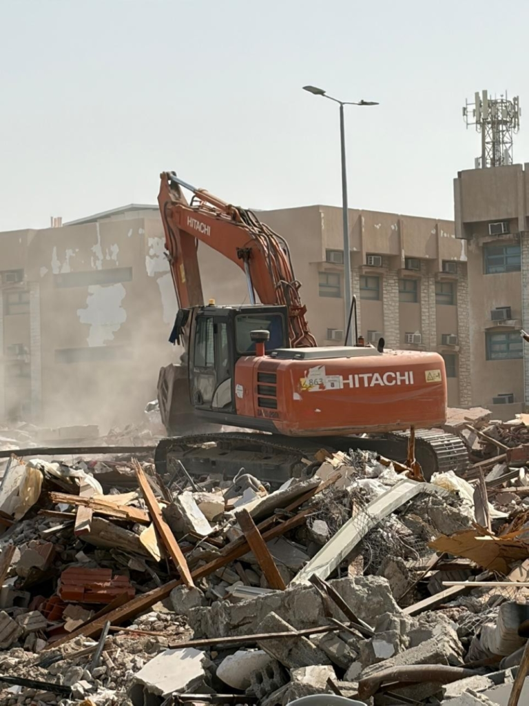 إزالة 1011 مبنى آيل للسقوط في حي الرويس بجدة