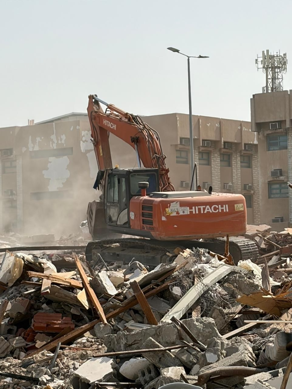 إزالة 1011 مبنى آيل للسقوط في حي الرويس بجدة