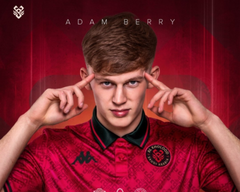 الخلود يضم الإنجليزي آدم بيري لتعزيز حظوظه بالصعود لدوري روشن