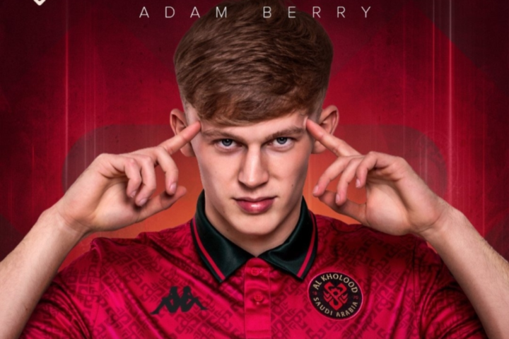 الخلود يضم الإنجليزي آدم بيري لتعزيز حظوظه بالصعود لدوري روشن