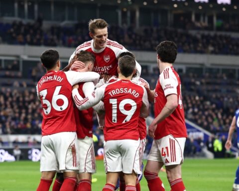 أرسنال والدوري الإنجليزي: هل حان وقت التتويج بعد 20 عاماً؟
