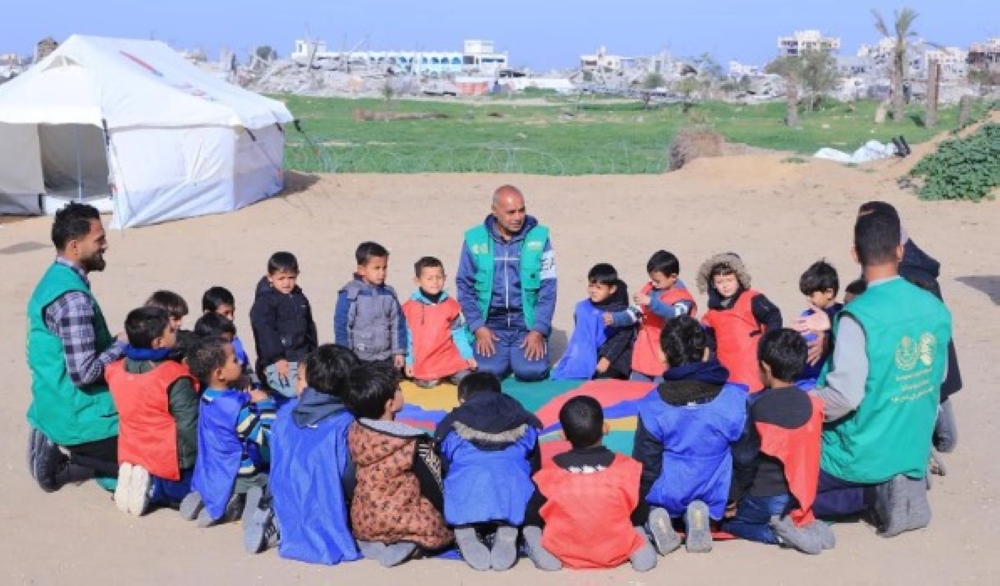 الدعم السعودي لغزة: ملابس شتوية لطلاب خان يونس من مركز الملك سلمان