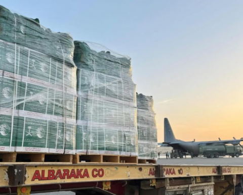 وصول الطائرة السعودية الـ80 لإغاثة غزة عبر مطار العريش