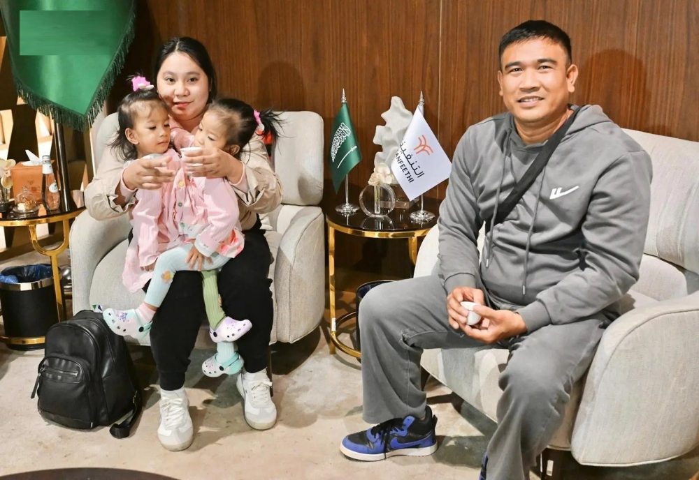 وصول التوأم الفلبيني إلى الرياض لإجراء عملية فصل