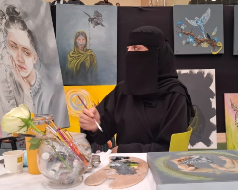 فاطمة الفوز: فنانة تشكيلية تعيد تعريف السريالية بالأحساء