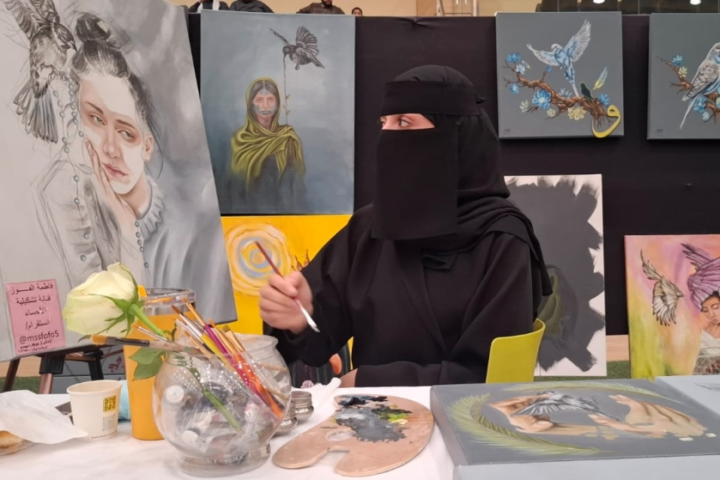 فاطمة الفوز: فنانة تشكيلية تعيد تعريف السريالية بالأحساء