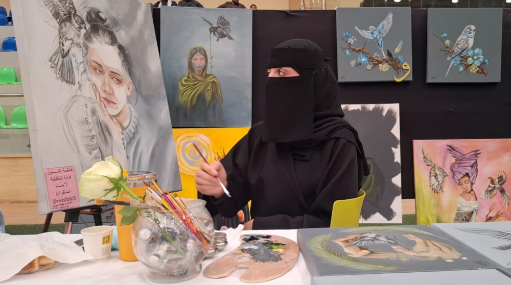 فاطمة الفوز: فنانة تشكيلية تعيد تعريف السريالية بالأحساء