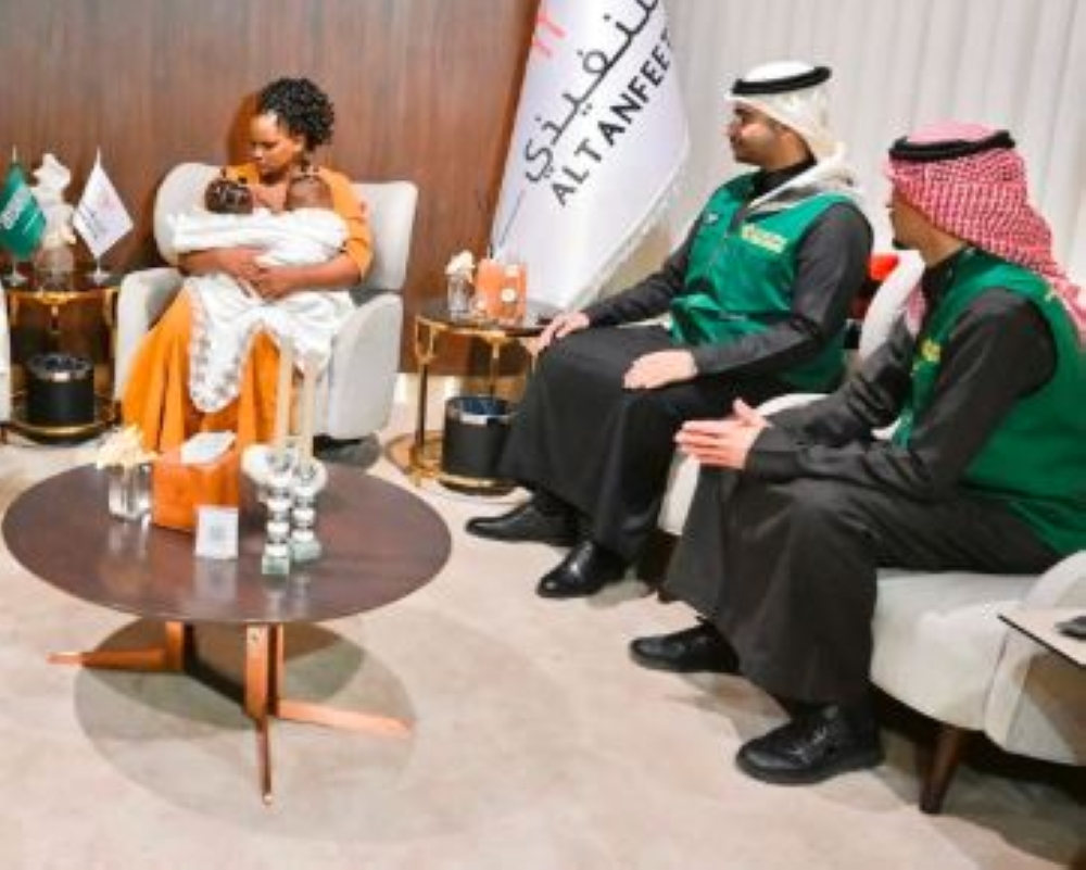 وصول التوأم التنزاني إلى الرياض لإجراء عملية فصل سيامي