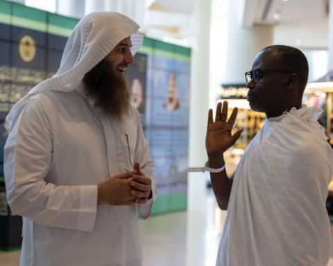 هاتف مجاني للاستفسارات الشرعية للحج والعمرة بـ10 لغات