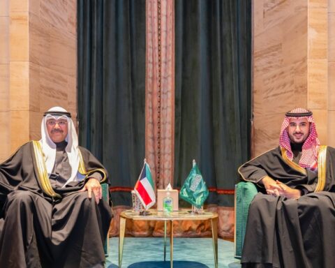 وزير الدفاع السعودي يلتقي نظيره الكويتي لتعزيز الأمن الإقليمي