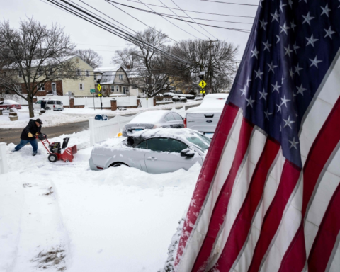 عاصفة شتوية قاتلة في أمريكا: عشرات الضحايا وشلل تام
