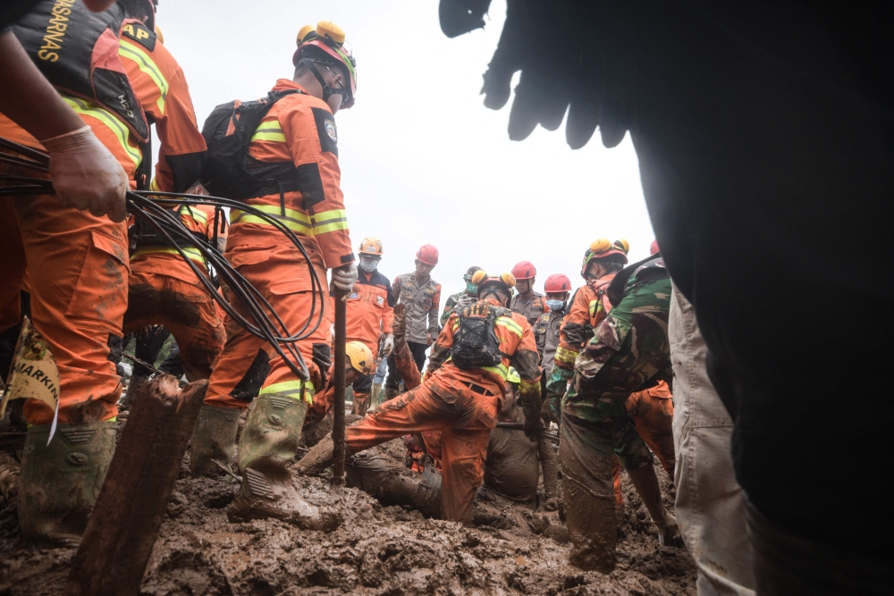 ضحايا انهيار إندونيسيا يرتفعون إلى 50 وجهود الإنقاذ تتواصل