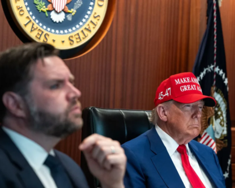 ترامب يحذر إيران: اتفاق نووي أو مواجهة عسكرية وشيكة