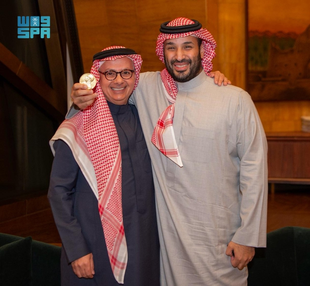 ولي العهد يستقبل عمر ياغي الفائز بنوبل للكيمياء 2025