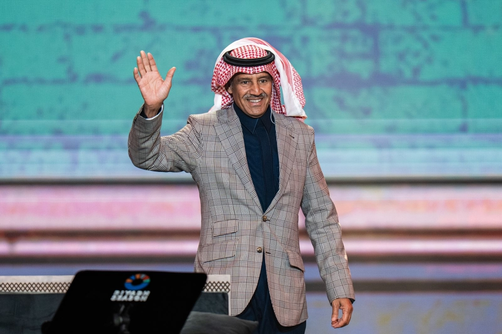 خالد عبد الرحمن يجري عملية ثانية في عينه ويطمئن محبيه