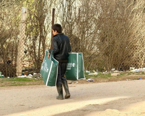 Saudi aid to Syria: King Salman Center distributes winter clothing