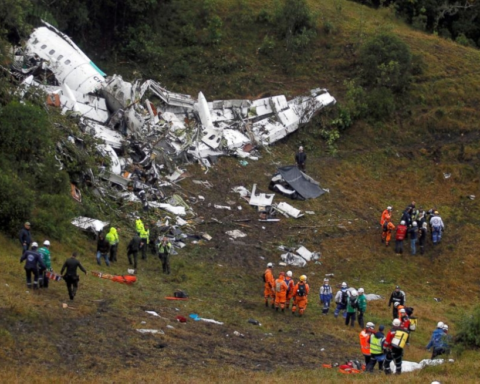 15 people killed in plane crash in Colombia near Venezuela