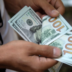 الدولار يتعافى من أدنى مستوى وتأثير سياسة الدولار القوي