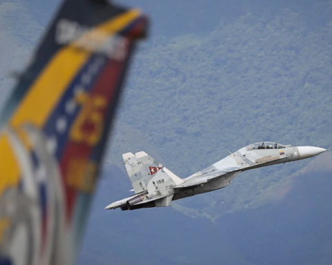 Flights between the US and Venezuela suspended under Trump