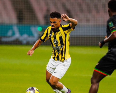 Tears of joy after Al-Ittihad and Al-Fateh's dramatic draw in the Roshan League