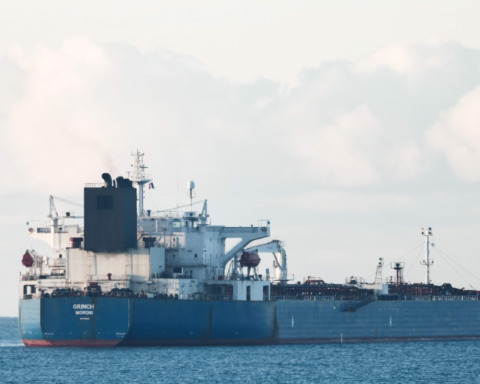 Global oil prices rise due to Trump's threats against Iran