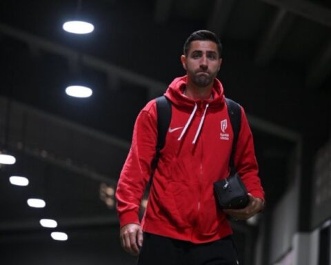 كاستيليس ينتقد التحكيم بعد تعادل القادسية والهلال بدوري روشن