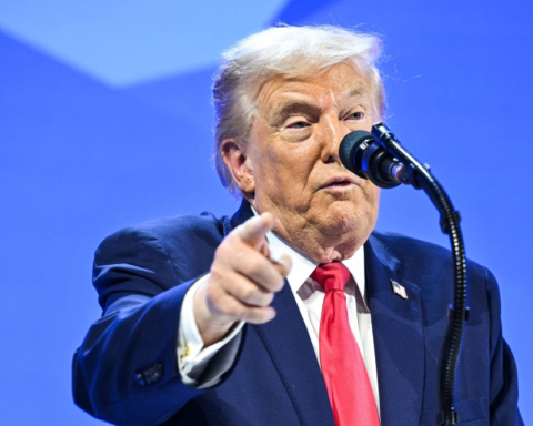 Trump threatens to impose tariffs on oil suppliers to Cuba