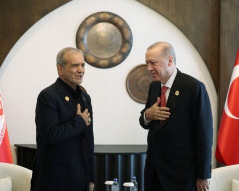 أردوغان يعرض الوساطة التركية لتهدئة التوتر بين إيران وأمريكا