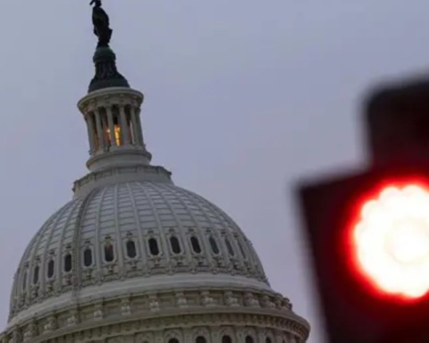 الإغلاق الحكومي الأمريكي: الكونغرس يسابق الزمن لتجنب أزمة