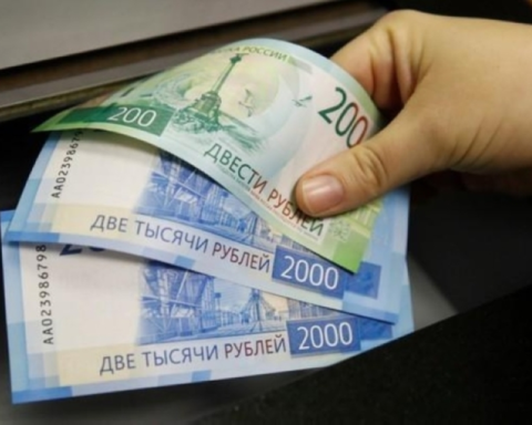 المركزي الروسي يعزز الروبل مقابل الدولار واليورو واليوان