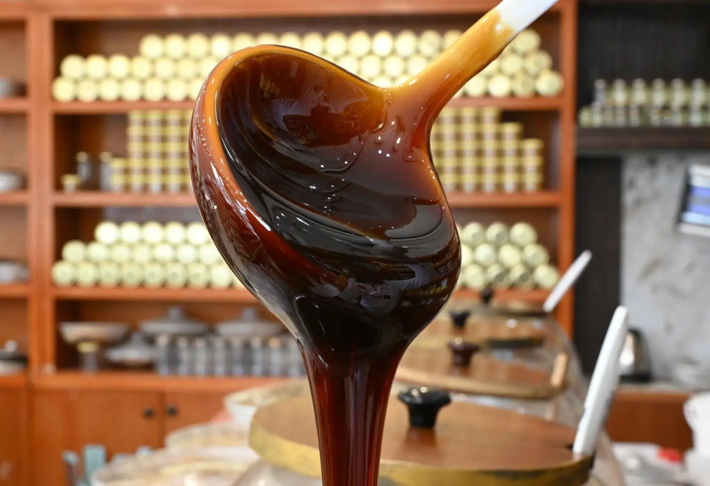 العسل والحنيذ في عسير: قصة تراث سعودي أصيل ومذاق فريد