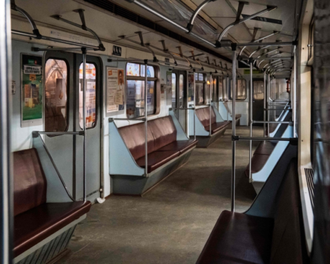 Power outage in Ukraine paralyzes life in Kyiv