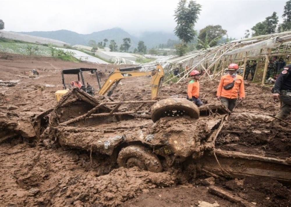 انهيار أرضي في إندونيسيا: 53 قتيلاً وعشرات المفقودين بجاوة