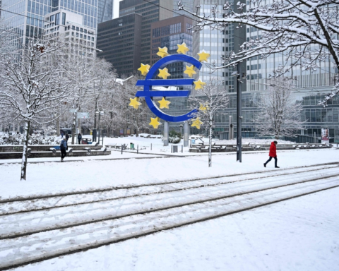 شلل حركة القطارات شمال ألمانيا بسبب تراكم الثلوج الكثيف