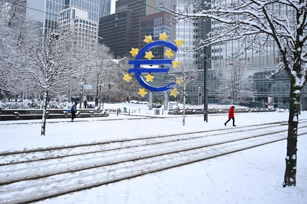 شلل حركة القطارات شمال ألمانيا بسبب تراكم الثلوج الكثيف