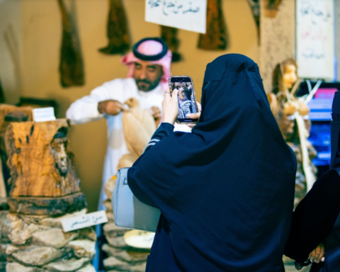 النحت على جذوع النخيل: فن يجسد الهوية السعودية بالحدود الشمالية