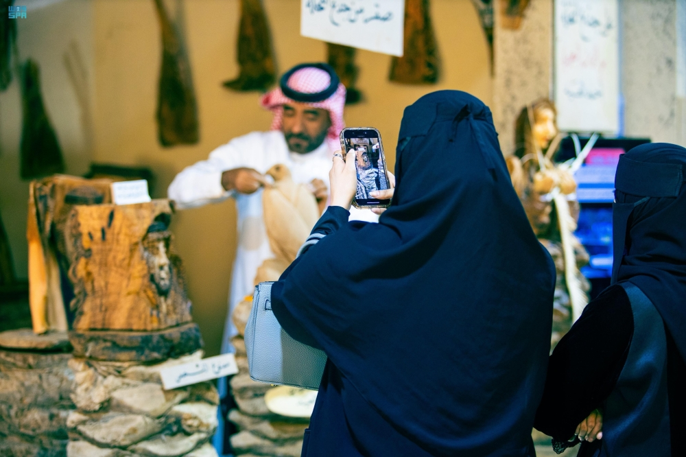 Palm trunk carving: an art form that embodies Saudi identity in the northern border region