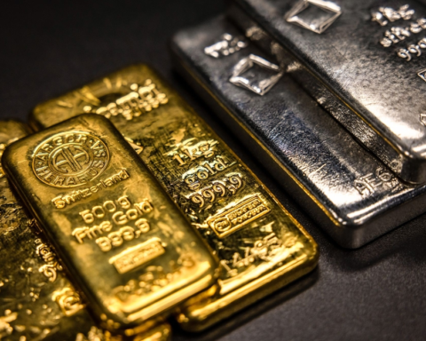 أسعار الذهب: تحليل أسباب الهبوط الأخير وتوقعات الخبراء