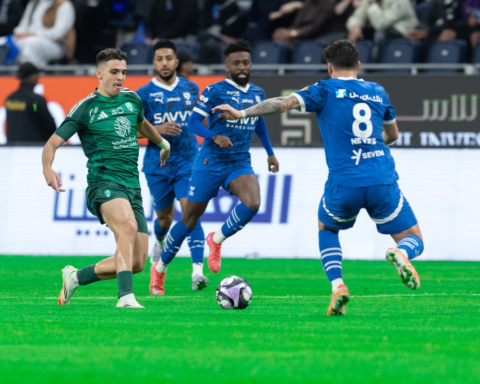 كلاسيكو الهلال والأهلي: صراع القمة في دوري روشن السعودي