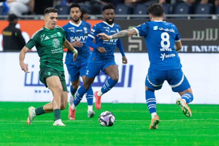كلاسيكو الهلال والأهلي: صراع القمة في دوري روشن السعودي