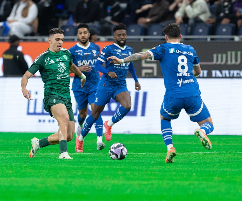 كلاسيكو الهلال والأهلي: صراع القمة في دوري روشن السعودي